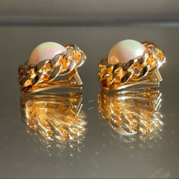 Christian Dior
Vintage
Clip-On
Pearl Gold
Earrings - Picture 6 of 9
